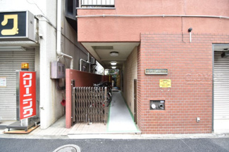 【エントランス】 | お客様を、そして住人を出迎えてくれるマンションのエントランス。ゴミが落ちていないことからも、管理状態の良さや住民の節度の高さが見て取れます。～即日のご見学可能～　お問合せはお気軽にどうぞ。
