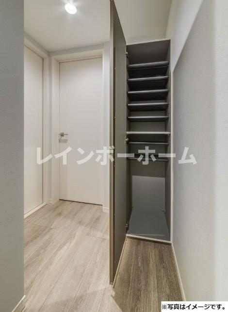 M's アパートメントの玄関