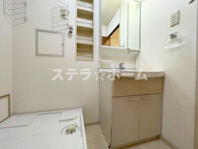 ネオハイツ城東の独立洗面台|独立洗面台、小物を置くことができて便利です