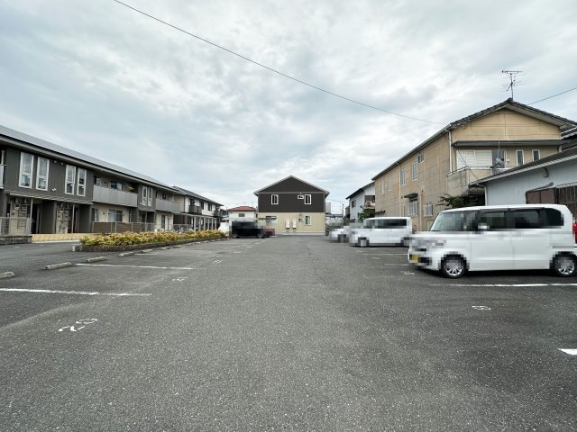 フラッツ福井東町の駐車場