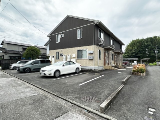 フラッツ福井東町の駐車場