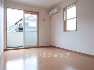 安芸高田市吉田町吉田のアパートの居間・リビング|エアコン付き