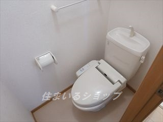 安芸高田市吉田町吉田のアパートのトイレ|シャワートイレ・収納棚あり