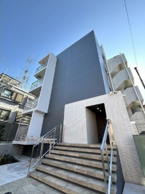 【外観】 | ウェルスクエア新高円寺 | 鉄筋コンクリート造のがっちりとした建物。