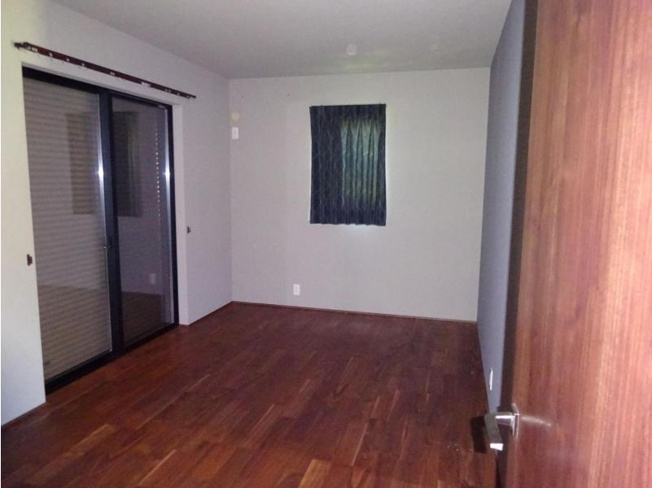 【洋室】 | 桜川市真壁町下谷貝　中古戸建 | 窓が多く、明るい空間を演出してくれる1階洋室！