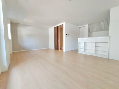 【居間・リビング】 | 城東区鴫野西２丁目中古戸建 | LDK（約19.5帖）：暮らしの中心になるLDKは19帖の大空間！