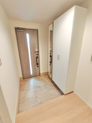 【玄関】 | 城東区鴫野西２丁目中古戸建 | 大型シューズボックスで家族みんなの靴をスッキリ収納。