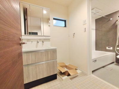 【洗面所】 | 城東区鴫野西２丁目中古戸建 | 自然な換気ができる小窓付きの洗面室です。