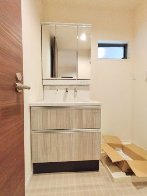 【洗面所】 | 城東区鴫野西２丁目中古戸建 | 物の出し入れがスムーズな引き出しタイプの独立洗面台。