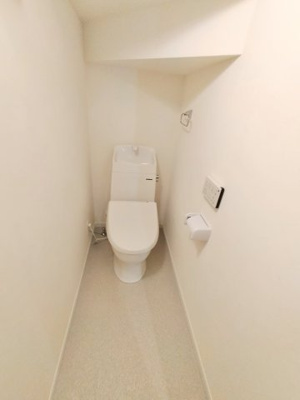【トイレ】 | 城東区鴫野西２丁目中古戸建 | トイレは1階・2階にそれぞれあります。どちらも温水洗浄便座完備。