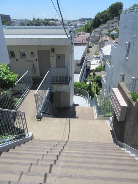 東鶴ハイツのエントランス