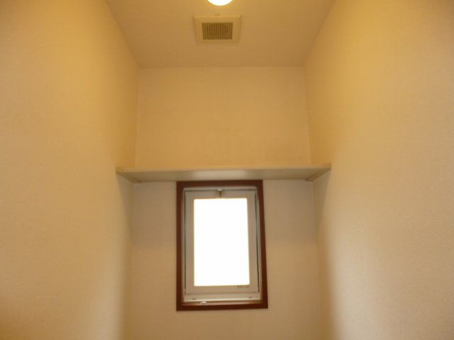 シャルマン　Ｃのトイレ|窓