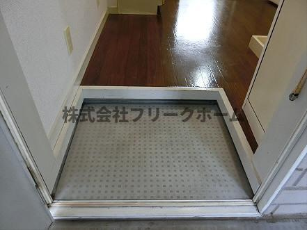 武蔵野市御殿山２丁目のアパートの玄関