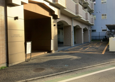 【中庭】 | ライオンズマンション本厚木第３ | 中庭（パティオ）とは、一つの建築物の内部に設けられた、壁などで囲われている庭のことを指します。コの字型、ロの字型が主流ですが、L字型の中庭もあります。最近では、インテリア性の高さからも人気があります。
