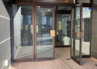 【ロビー】 | ライオンズマンション本厚木第３ | ロビーというと、エントランスと何がちがうの？と思いますよね。実はロビーとエントランスには明確な決まりはありません。物件によっては、エントランスを入って広がるある程度の広さのある空間がロビーとなります。