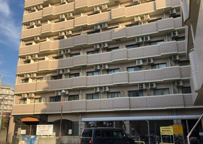 【外観】 | ライオンズマンション本厚木第３ | 景色重視でお家選ぶをするとスーパーが遠い！学校が遠い！など生活をするうえで利便性で困ることもあります。まず一度現地を見学する際に、周辺の施設などがあるかを確認し、暮らし始めた後のことを想像しましょう。