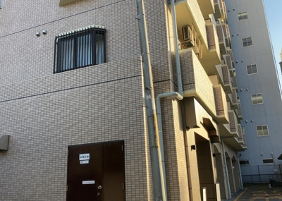 【外観】 | ライオンズマンション本厚木第３ | 道幅が広い場所は日当たりや風通が良好です。幅が広いのですれ違いも可能ですし大きな車でも駐車可能！一方で、大型車が通ることも多くなるため交通量の増加により騒音に繋がります。また土地の値段が高くなります。