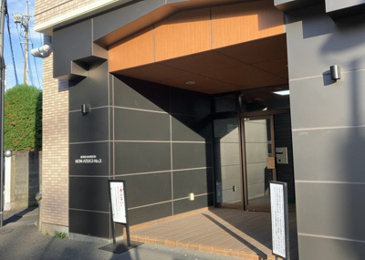 【玄関】 | ライオンズマンション本厚木第３ | 玄関は家の顔でもあり、家族以外の目にも止まる場所です。玄関は外との間を仕切る扉、靴などをしまっておく収納スペース、靴脱ぎのたたきスペース、来客とのやり取りをするドアホンなど複数のアイテムからなります。