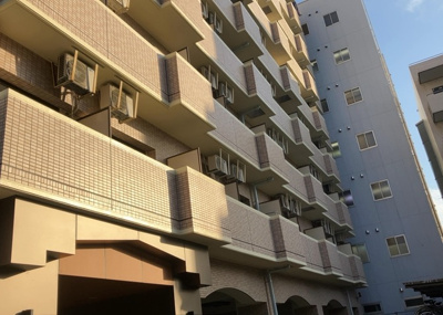 【バルコニー】 | ライオンズマンション本厚木第３ | 一般的なバルコニーは、奥行1.5ｍ程ですが、ワイルドバルコニーは2ｍまで広がっています。そのため洗濯物の間隔をあけ干すことができ、乾きやすいというメリットや、ガーデニングが楽しめる等の特徴があります。