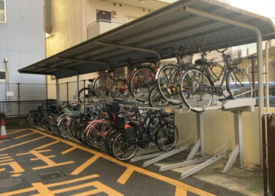 【駐車場】 | ライオンズマンション本厚木第３ | 車一台あたりに必要なスペースは、標準サイズの普通自動車で横幅2m50cm、長さ5mは必要になります。ただし、乗降のことも考慮して横幅3m30cm、長さ5m50cmほどは確保できるところを選びましょう。