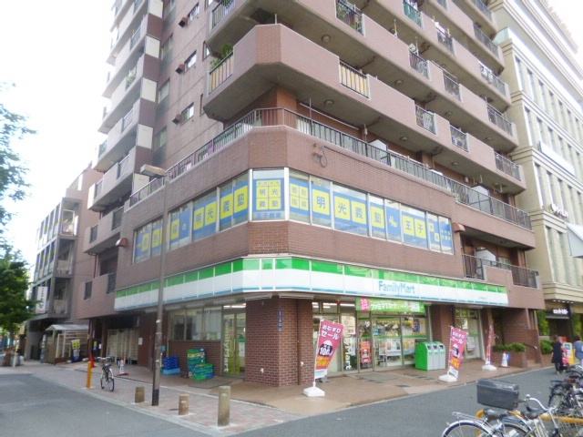 王子フラワーマンションの外観|１Ｆにはファミリーマートが入ってます！