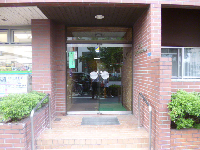 王子フラワーマンションのロビー|エントランスはこんな感じです☆