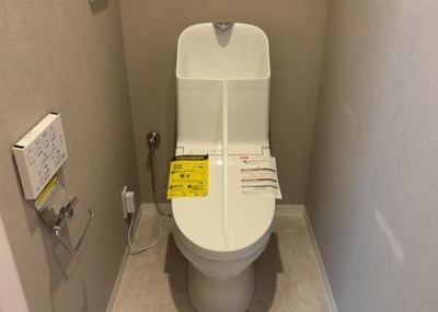 【トイレ】 | ドラゴンマンション橋本十弐番館 | トイレは大きさや形、機能、抗菌性などが異なる多種多彩なタイプが各メーカーから出ています。それぞれに良さがあるため、事前にどういったタイプのトイレがいいのかをご家庭内で決めて、内見に行くといいでしょう。