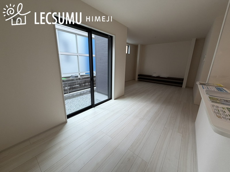 姫路市広畑区則直3期/新築戸建の居間・リビング