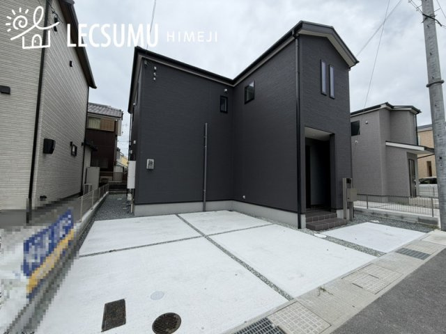 姫路市広畑区則直3期/新築戸建の駐車場