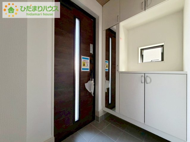 郡山市安積四丁目　新築戸建　2号棟の玄関|玄関がひろいので親子で並んで仲良く靴が履けますね(^^)/