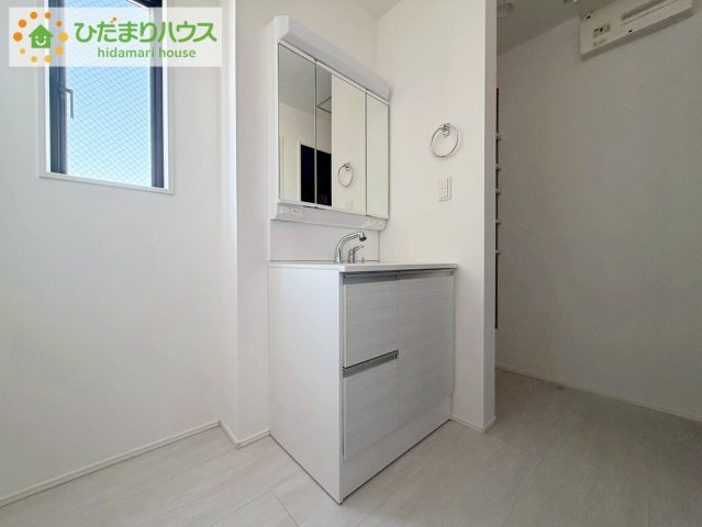 郡山市安積四丁目　新築戸建　2号棟の独立洗面台|三面鏡の大きな鏡は憧れます(^^♪ 鏡の後ろは収納となっていて、細かいものでも収納できるのでスッキリと整理できます！