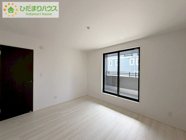 郡山市安積四丁目　新築戸建　2号棟の寝室|広めの主寝室は、ベッドの他にもパソコンデスクやドレッサーなども置けちゃいます(*^-^*)