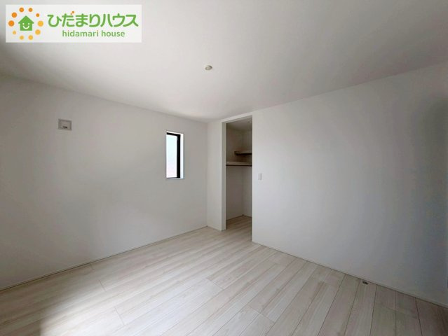 郡山市安積四丁目　新築戸建　2号棟の寝室|バルコニーに面していて、たっぷり光りの入る明るい主寝室です！