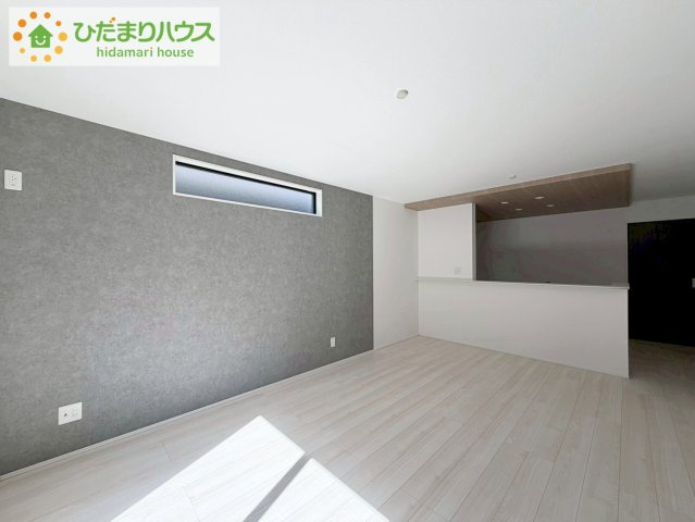 郡山市安積四丁目　新築戸建　2号棟の居間・リビング|新しい住まいに集う家族の温かさと陽光の暖かさ、楽しい毎日と明るい未来を予感させる「空間が織り成すひとつ先の住み心地」を演出します。