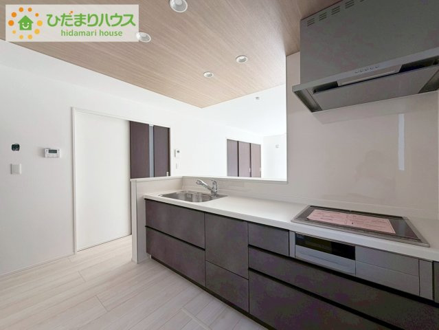 郡山市安積四丁目　新築戸建　2号棟のキッチン|料理をしながらでも、ご家族との会話を楽しめる対面式キッチン