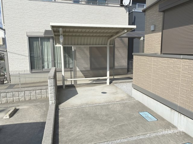 グランシャリオのその他共用部分|屋根付き駐輪スペース！　その1