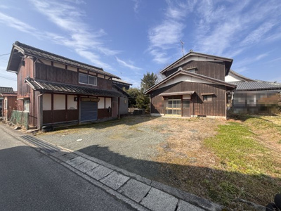 【外観】 | 高島市安曇川町青柳　中古戸建 | 2026年2月撮影、道路から見た外観