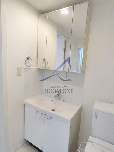 プリマ反町壱番館の洗面所|独立洗面台です。