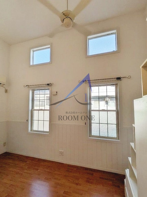 プリマ反町壱番館の居間・リビング|洋室のお部屋です。