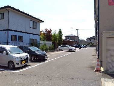 クレアージュ小中野Bの駐車場