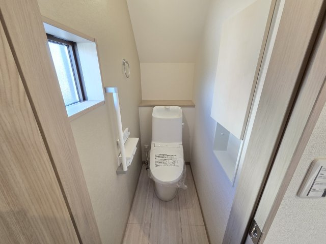 新築　太田市飯塚町第6期　4号棟のトイレ|現地写真　トイレは洗浄機能付きです！壁面収納も嬉しいですね♪