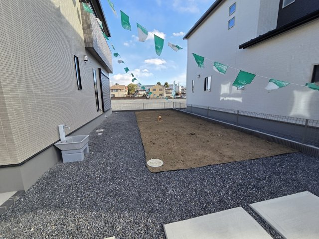 新築　太田市飯塚町第6期　4号棟の庭|現地写真　南向きのお庭です。土の部分はガーデニングや家庭菜園を楽しむのはもちろん、砕石を敷けば駐車場に、人工芝を敷けばお子様やペットと遊べるスペースにもなりますね！