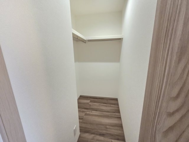 新築　太田市飯塚町第6期　4号棟の収納|現地写真　1階廊下のウォークインクローゼットです。掃除用具の収納や、ご家族のコートなどはこちらに収納出来ちゃいます！お部屋だと嵩張るのであると便利ですよ！