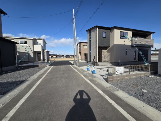 新築　太田市飯塚町第6期　4号棟の前面道路含む現地写真|現地写真　西側前面道路幅員約5ｍ