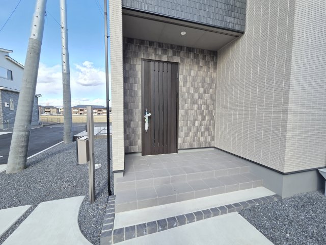 新築　太田市飯塚町第6期　4号棟の玄関|現地写真　TVモニター付きドアホンはポストと一体型！