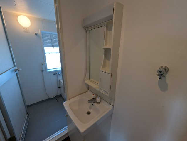 千里園マンションの独立洗面台