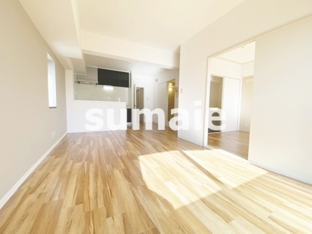 グランソレイユ大宮の居間・リビング|フローリングきれいです！