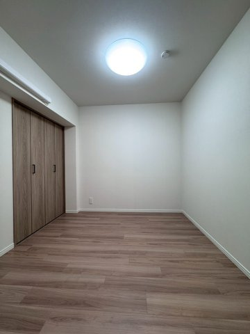 メガロコープ関目の洋室|全居室収納付きのお部屋でのびのび生活ができます。
