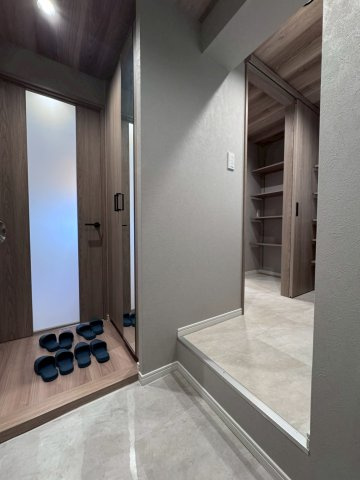 メガロコープ関目の玄関|シューズインクロゼット付きなので靴だけだはなく日用品などもたっぷり収納できます。