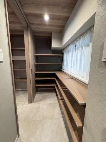 メガロコープ関目の収納|キッチン横のパントリーとつながっているので、買い物からたくさんの荷物があってもスムーズに収納できます！